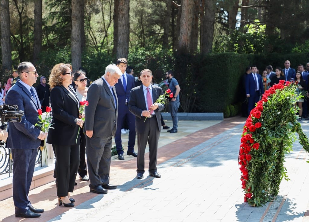 ADU kollektivi ulu öndər Heydər Əliyevin məzarını ziyarət edib - FOTO (VİDEO)